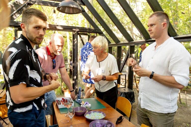 Inimesed osalevad loovas käsitööõpituvas välitingimustes.