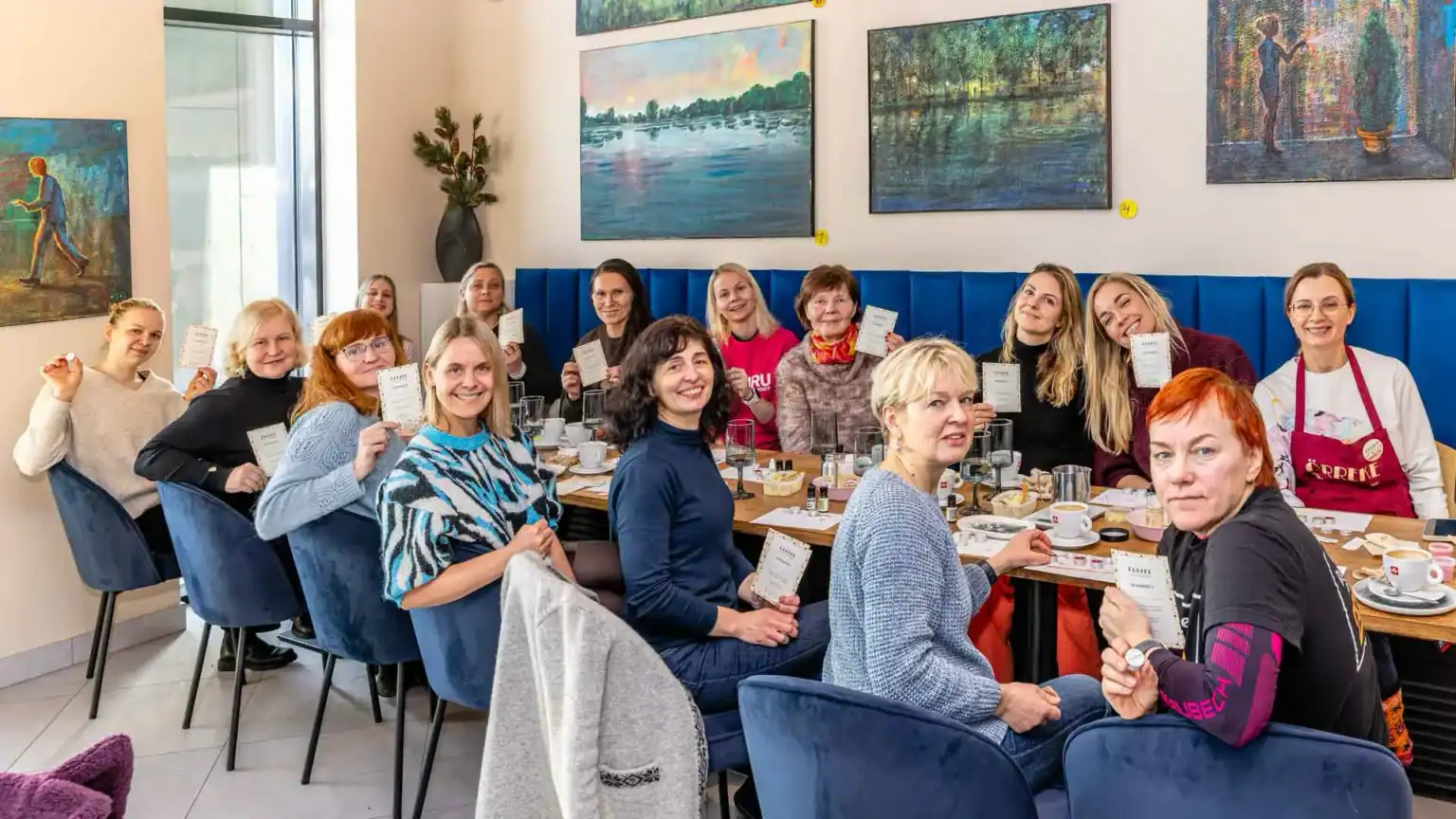 Osalejad ühise laua taga Örrekese loovas töötoas